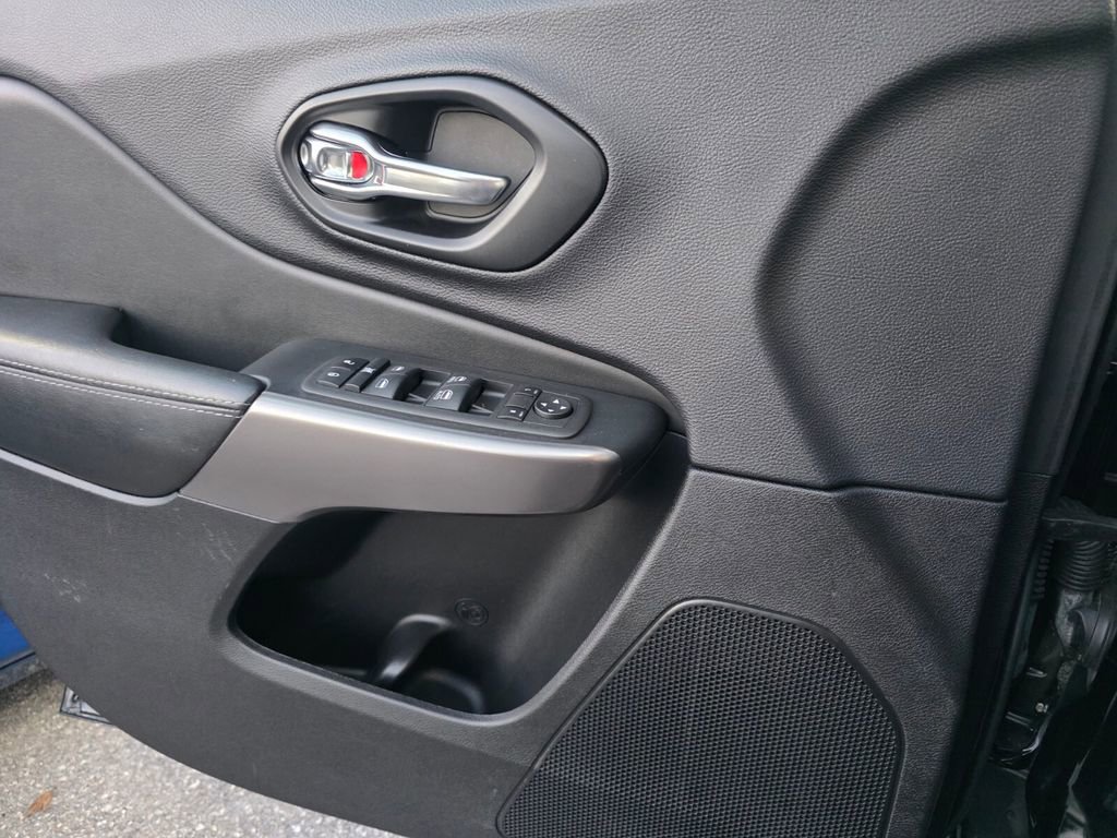 Used 2022 Jeep Cherokee Latitude Lux w/ Sun & Sound Group image 28