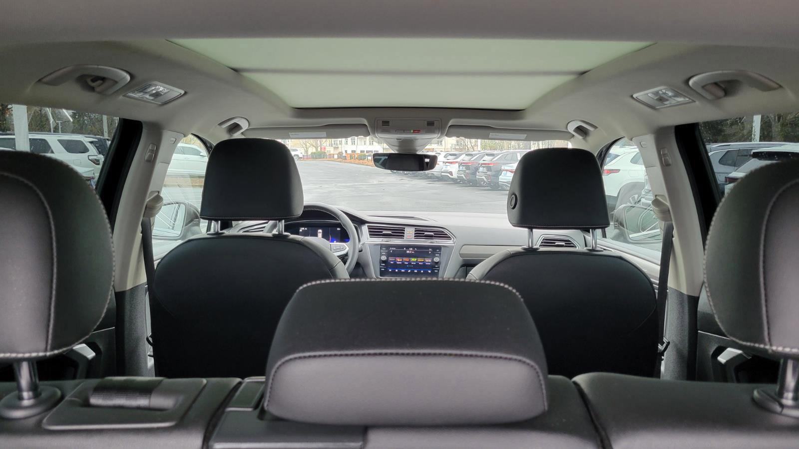 Used 2022 Volkswagen Tiguan SE w/ Panoramic Sunroof Package image 44