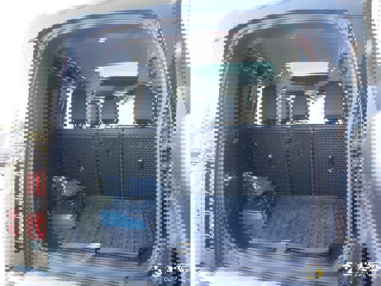 Used 2024 Land Rover Defender 110 S image 33