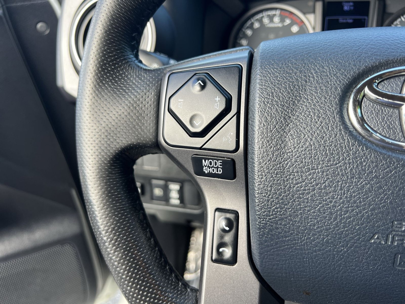 Used 2020 Toyota Tacoma TRD Off-Road w/ Technology Package AWD/4WD image 33