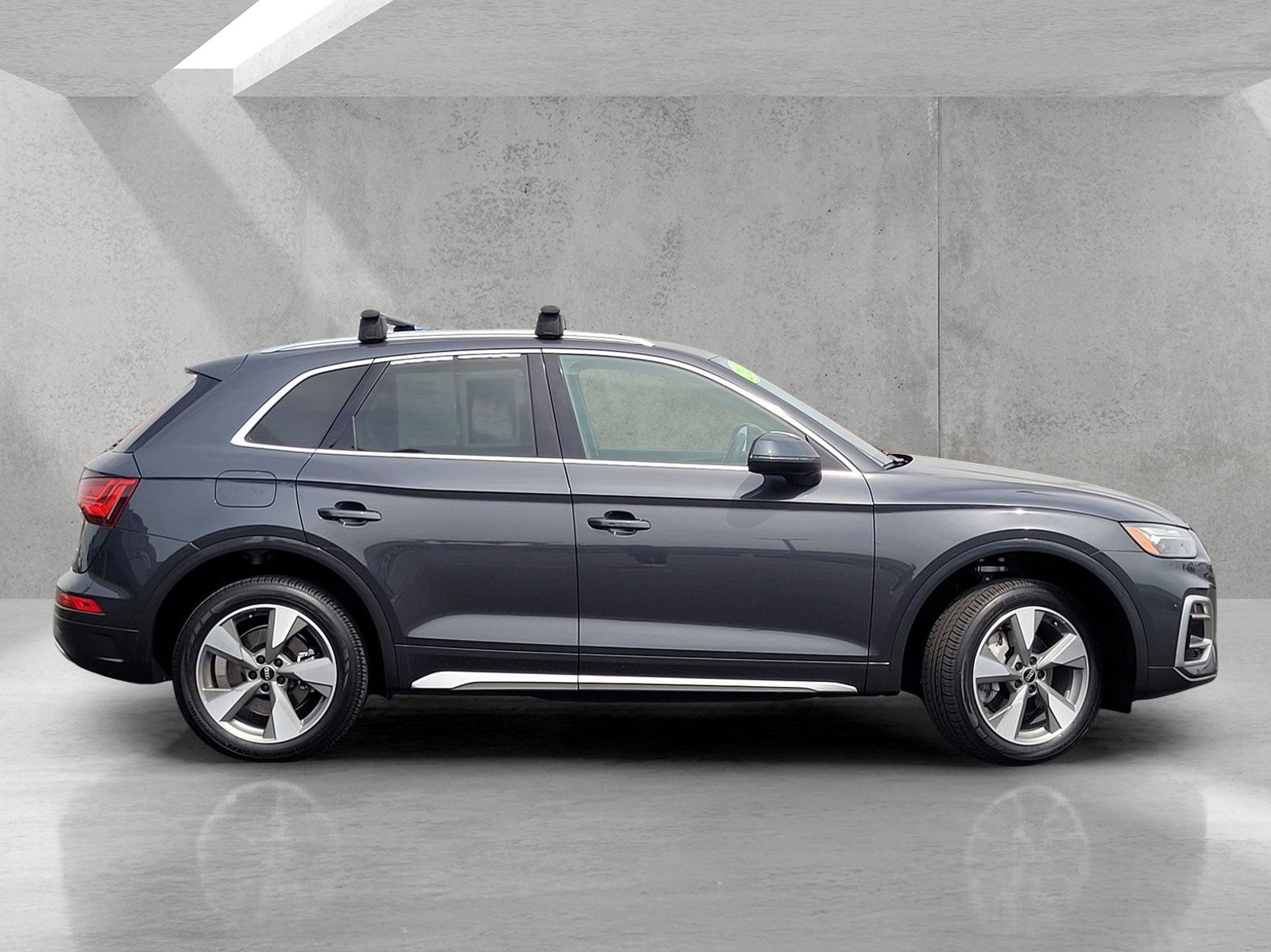 Used 2023 Audi Q5 2.0T Premium w/ Convenience Package image 3