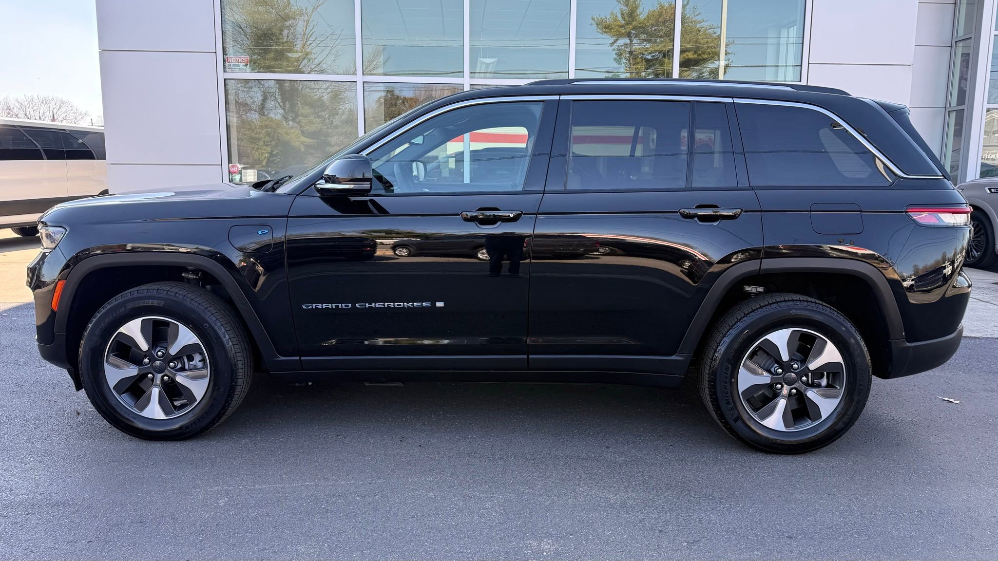 Used 2023 Jeep Grand Cherokee 4WD 4xe image 1