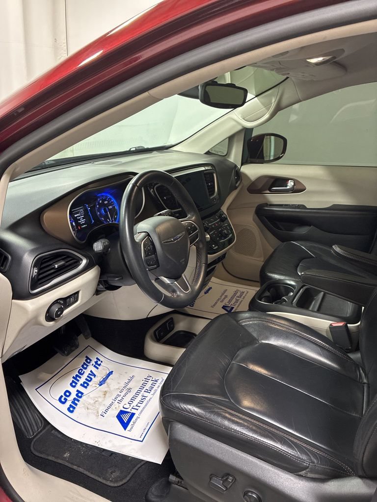 Used 2017 Chrysler Pacifica Touring-L w/ Tire & Wheel Group FWD image 12