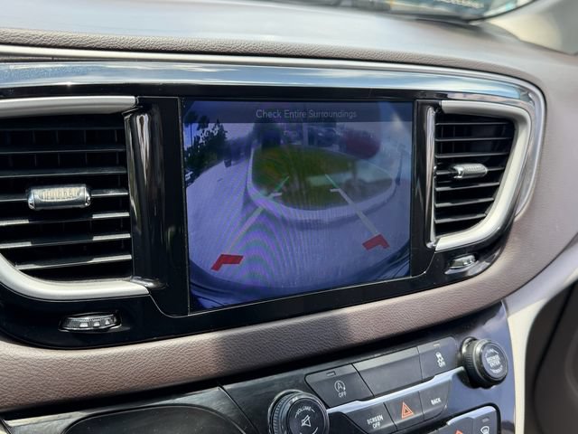Used 2017 Chrysler Pacifica Touring w/ Tire & Wheel Group FWD image 17