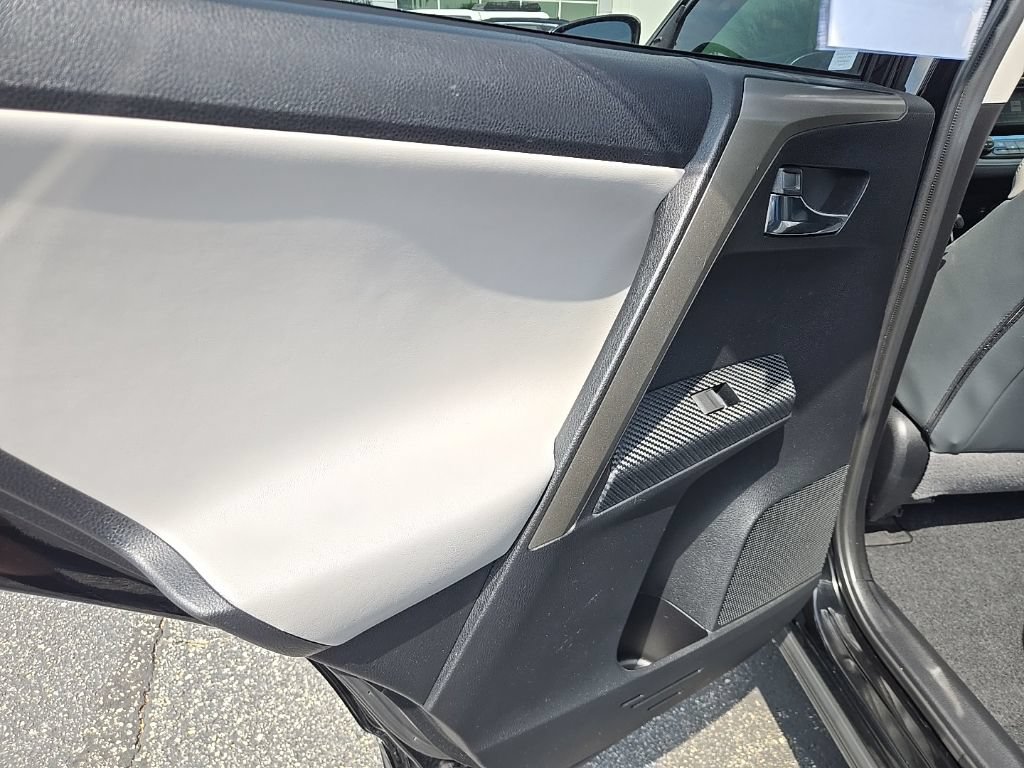 Used 2015 Toyota RAV4 Limited AWD/4WD image 38