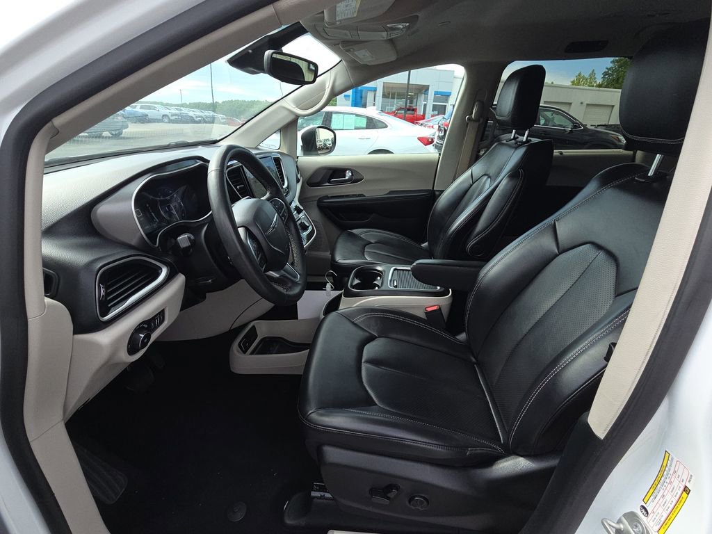 Used 2023 Chrysler Pacifica Touring-L FWD image 15
