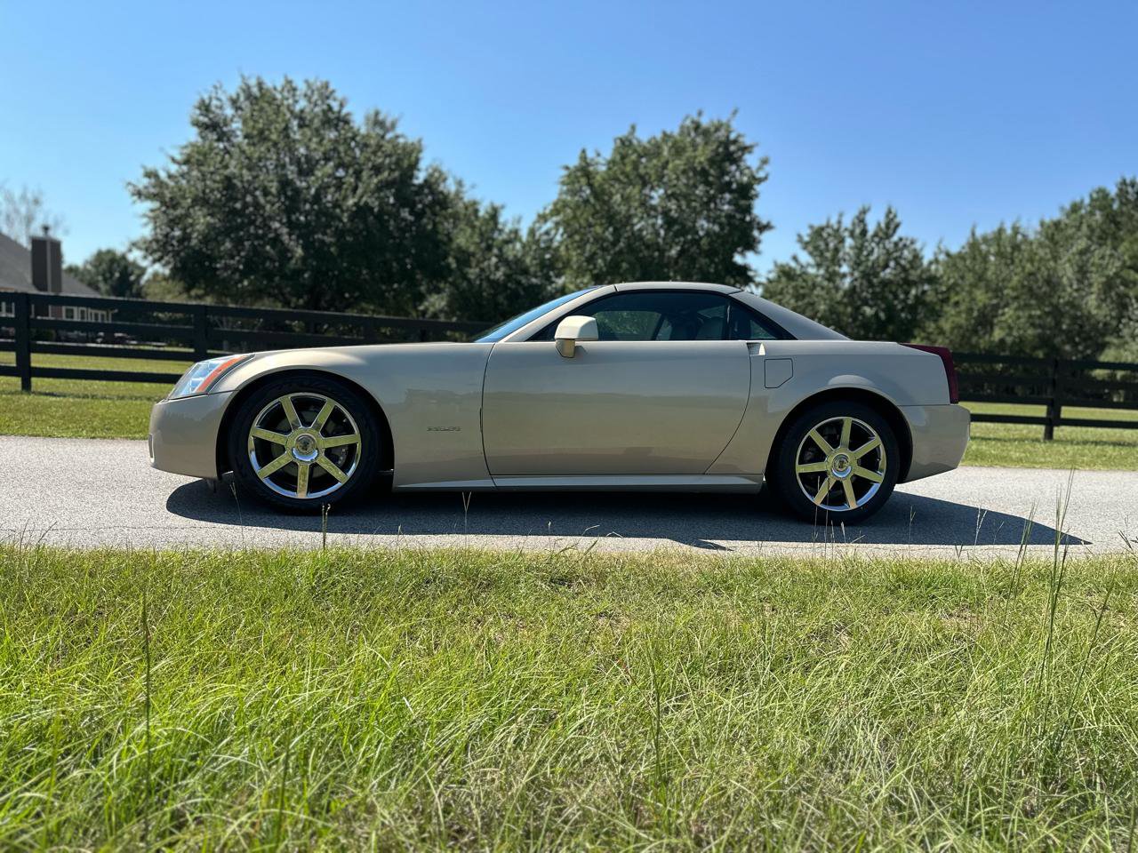 Used 2006 Cadillac XLR image 17