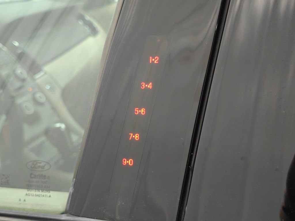 Used 2018 Ford Taurus SE FWD image 10