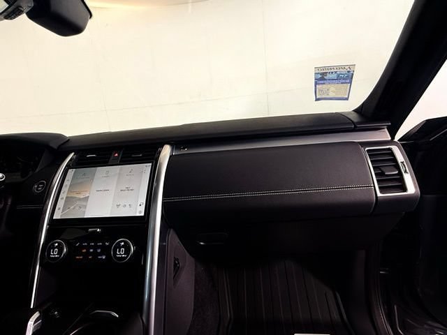 Certified 2025 Land Rover Discovery Dynamic SE AWD/4WD image 48