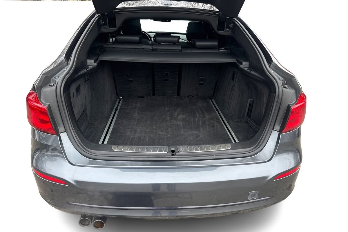Used 2018 BMW 330i Gran Turismo xDrive image 12
