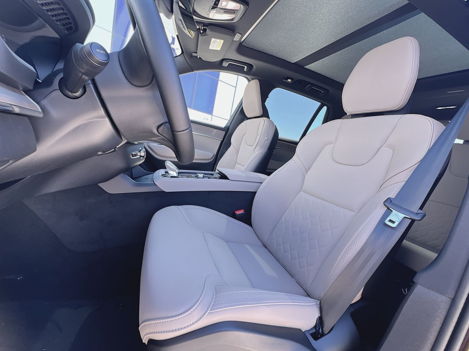 New 2026 Volvo XC90 T8 Plus w/ Protection Package Premier AWD/4WD image 13