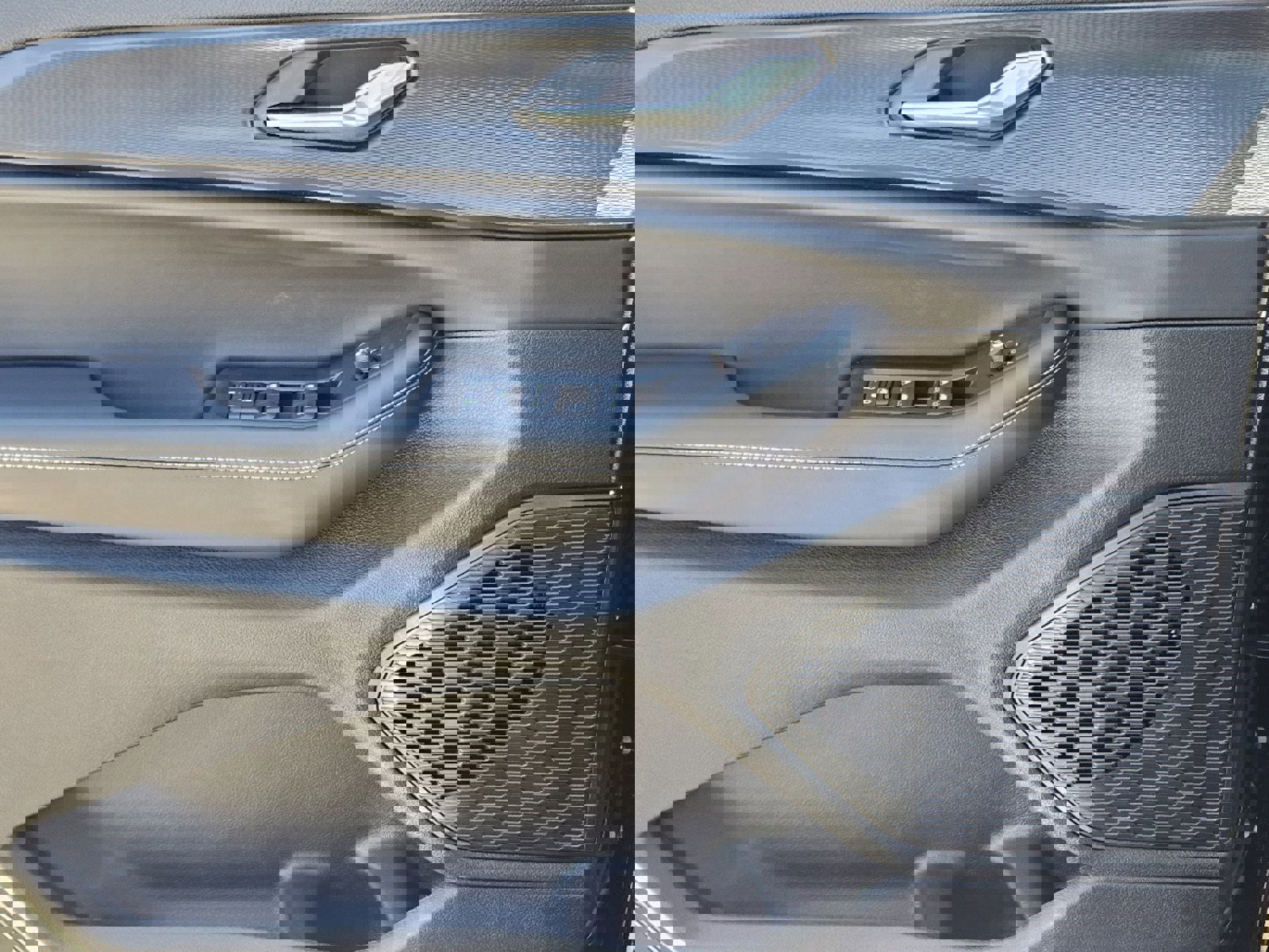 New 2025 Jeep Grand Cherokee Altitude image 24