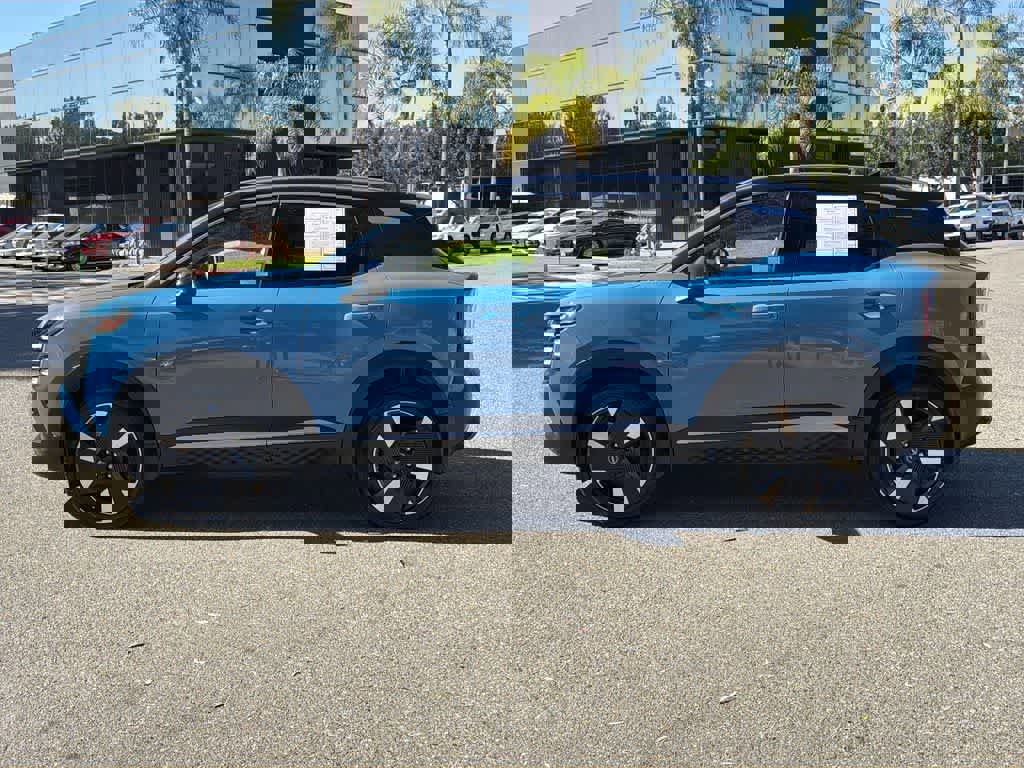 Used 2025 Nissan Kicks SR image 3