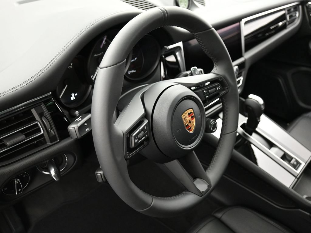 Certified 2026 Porsche Macan AWD/4WD image 17
