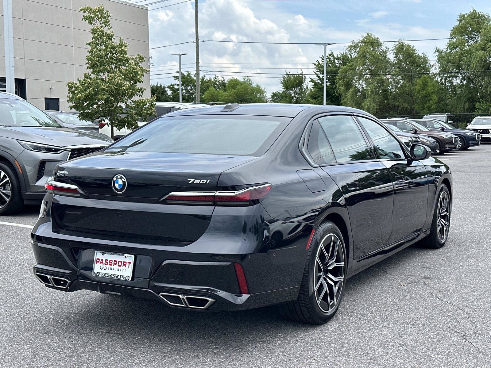 Used 2023 BMW 760i xDrive w/ Parking Assistance Package AWD/4WD image 5