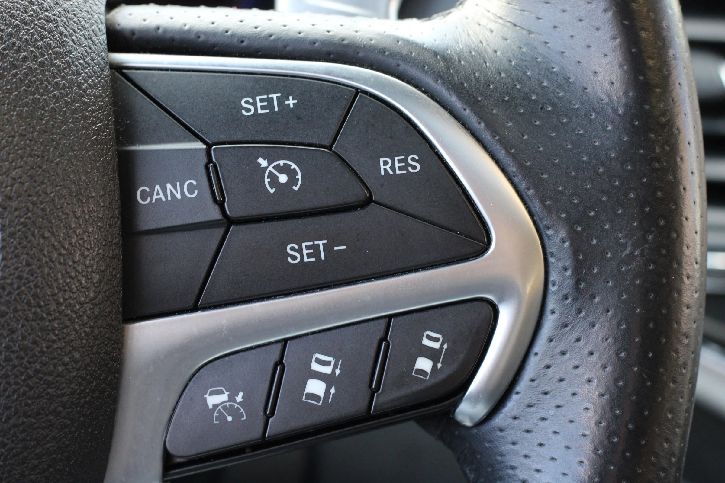 Used 2015 Jeep Grand Cherokee SRT w/ Luxury Group II AWD/4WD image 17