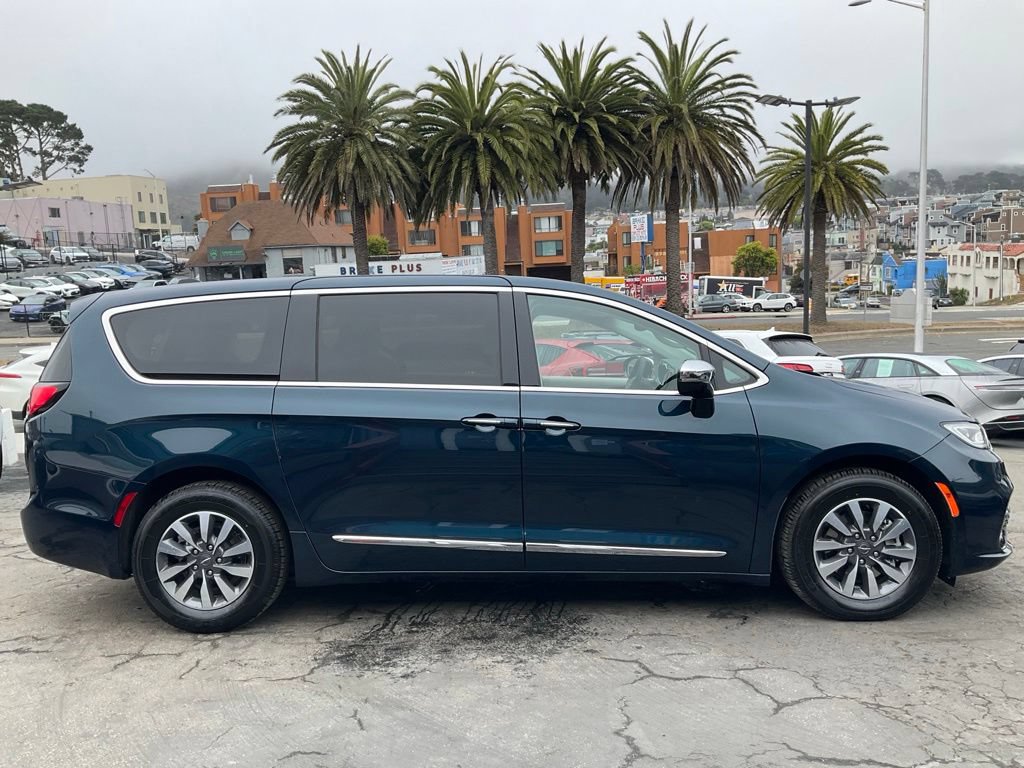 Used 2023 Chrysler Pacifica Limited FWD image 3