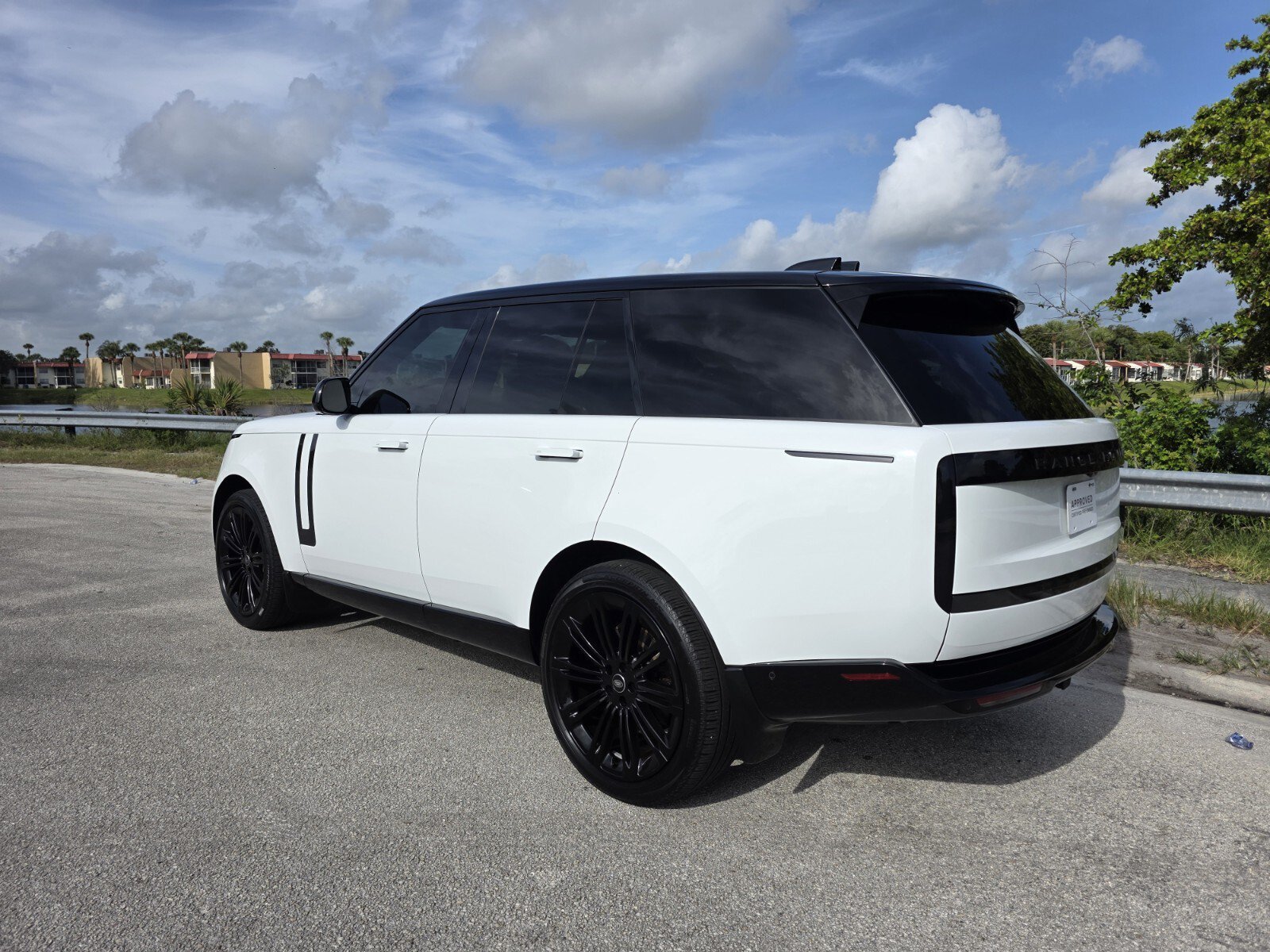 Certified 2025 Land Rover Range Rover SE AWD/4WD image 2
