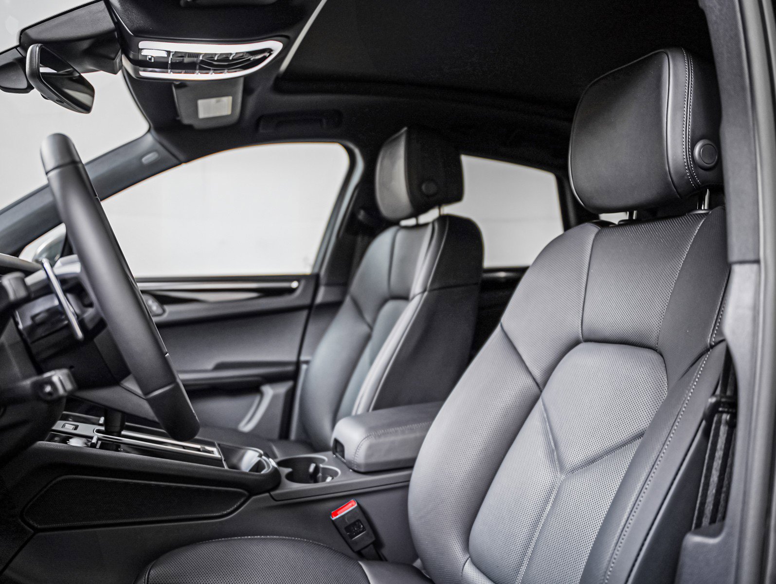 Certified 2025 Porsche Macan AWD/4WD image 5