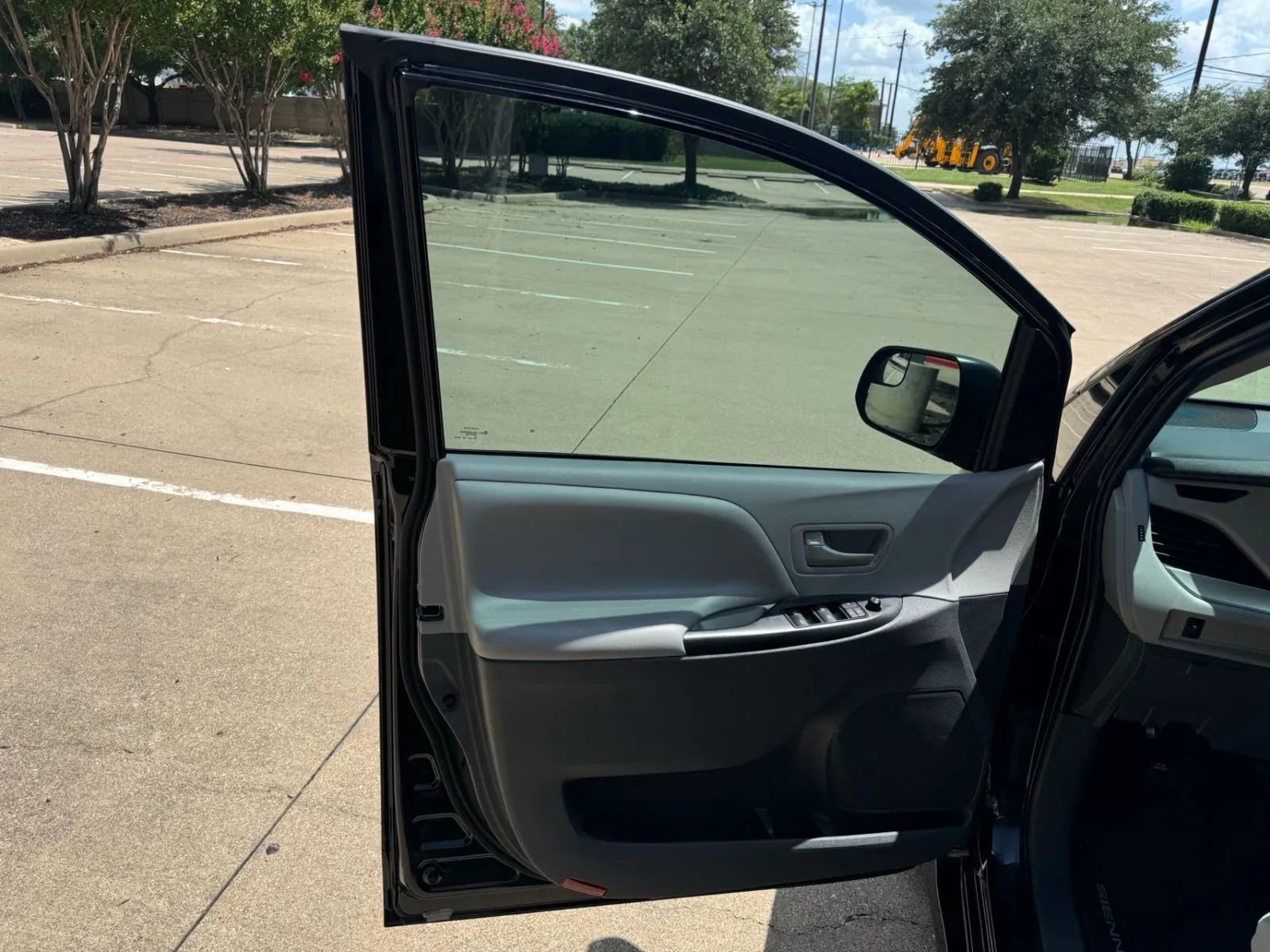 Used 2020 Toyota Sienna L FWD image 12