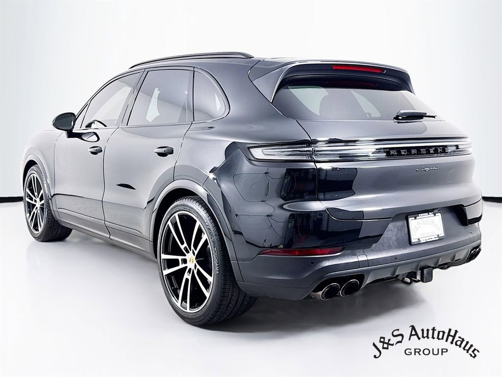 Used 2024 Porsche Cayenne w/ Premium Package image 5