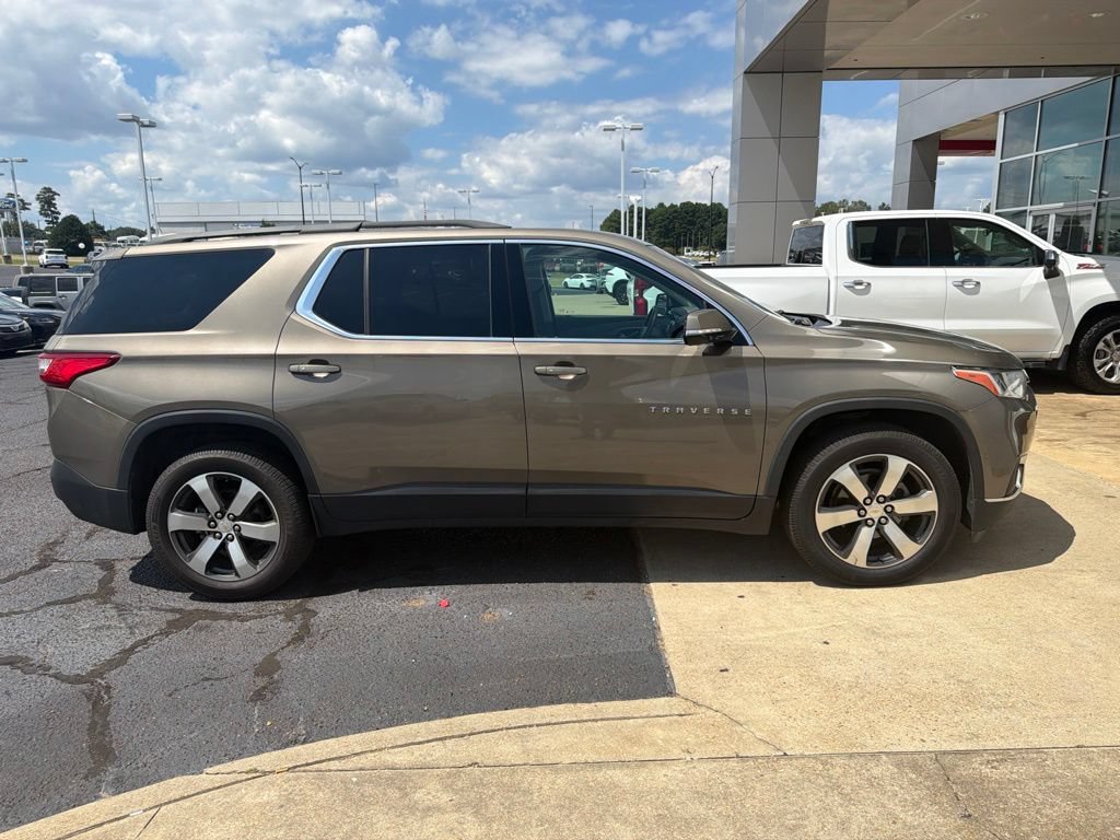 Used 2020 Chevrolet Traverse LT w/ LT Premium Package AWD/4WD image 3