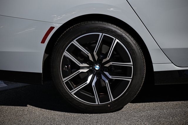 Used 2025 BMW 740i xDrive image 6