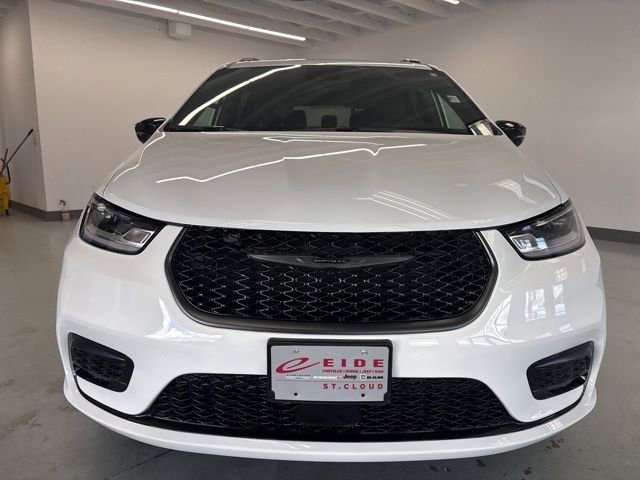 New 2026 Chrysler Pacifica Limited w/ S Appearance Package image 2