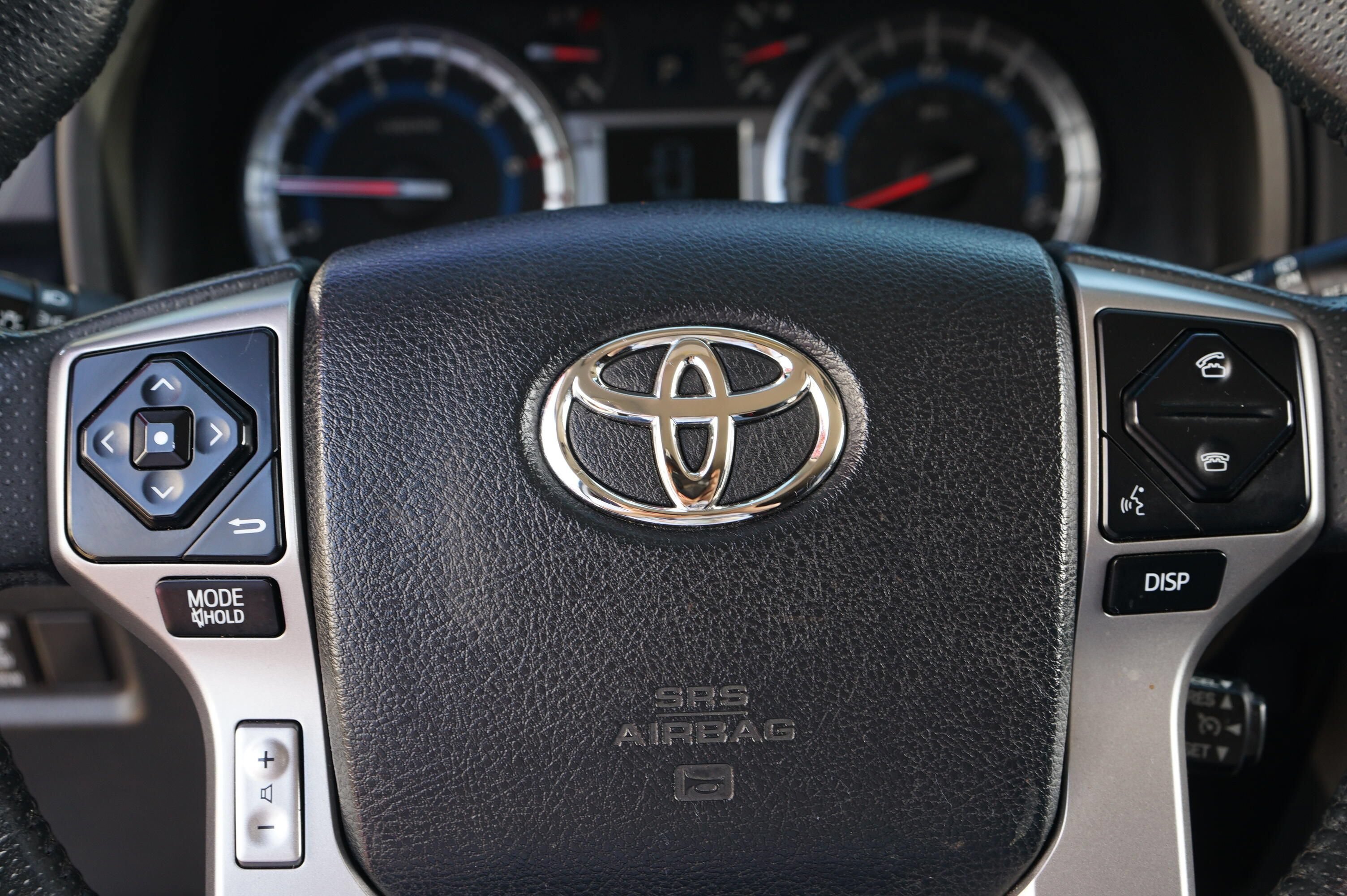 Used 2018 Toyota 4Runner SR5 AWD/4WD image 18