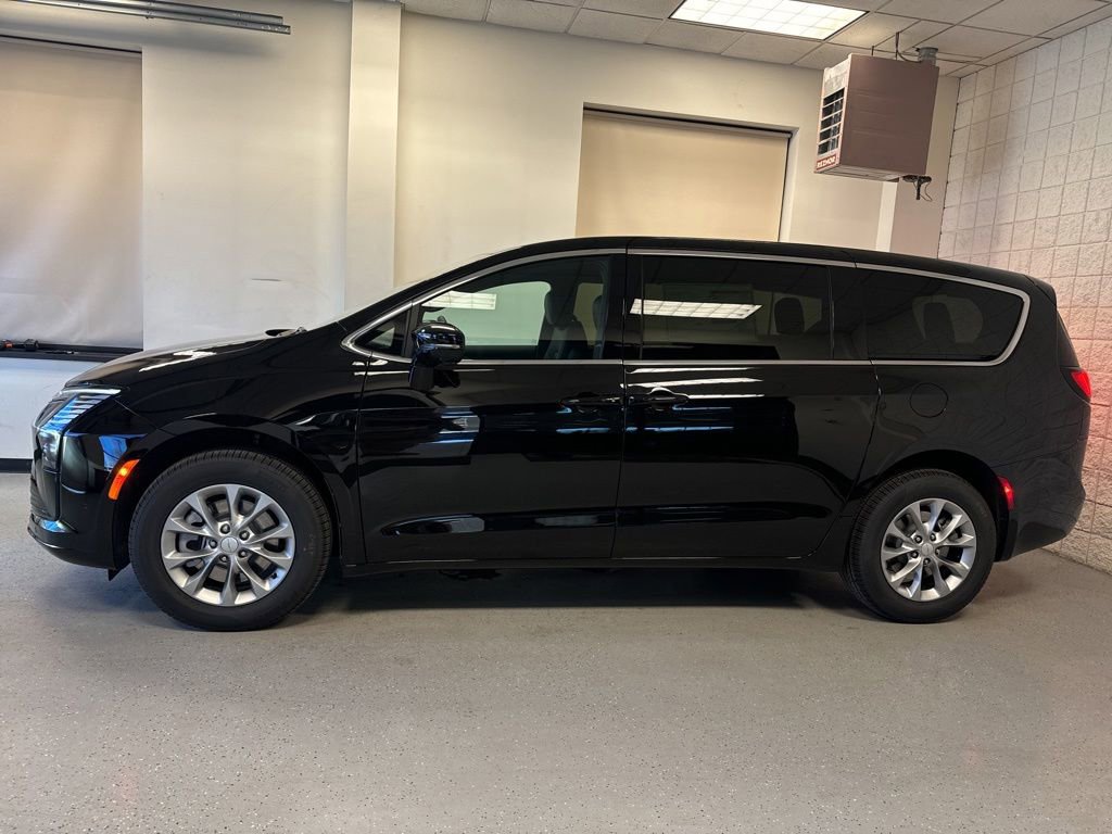 New 2027 Chrysler Pacifica Select AWD/4WD image 14