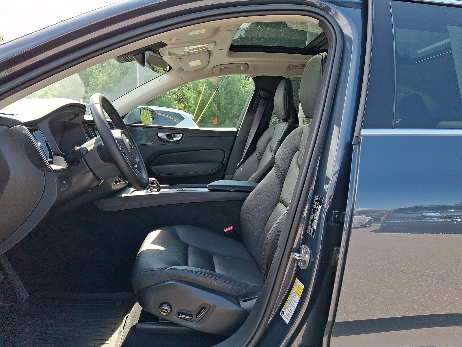 Certified 2023 Volvo XC60 B5 Plus w/ Climate Package AWD/4WD image 14