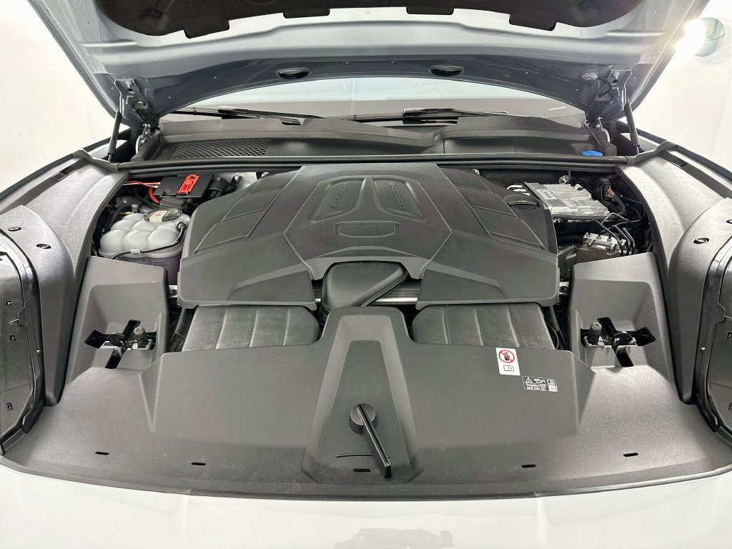 Certified 2024 Porsche Cayenne AWD/4WD image 32