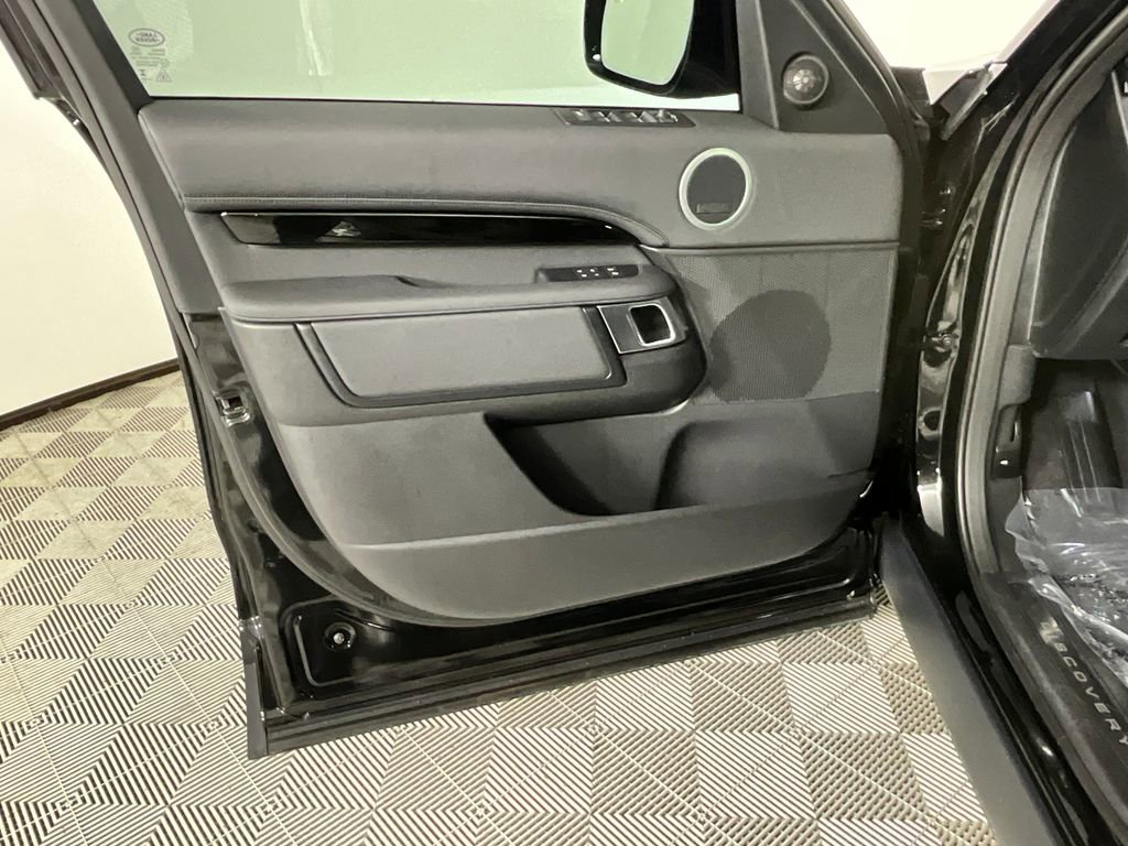 Certified 2025 Land Rover Discovery S image 19