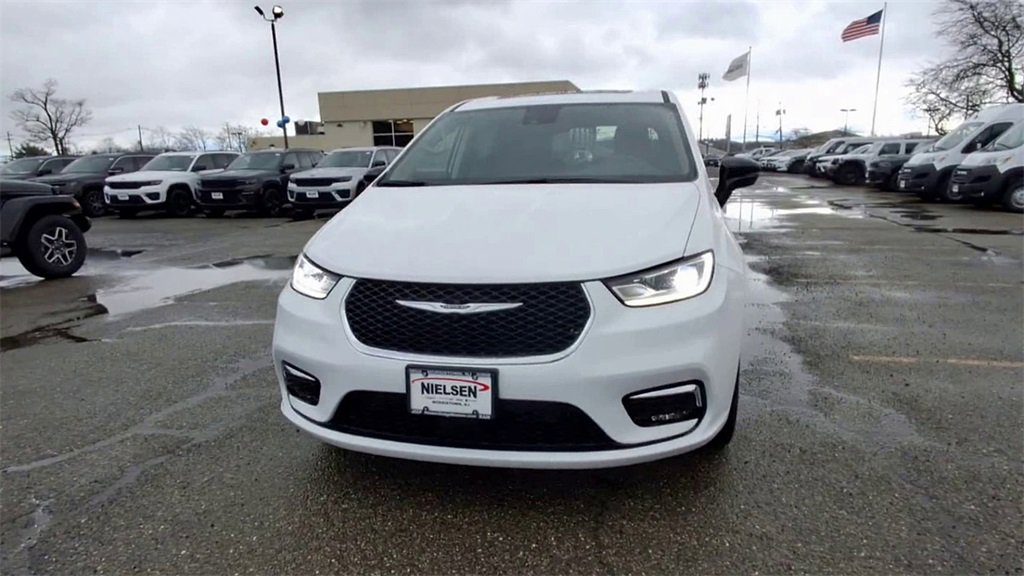 Certified 2024 Chrysler Pacifica Limited image 3