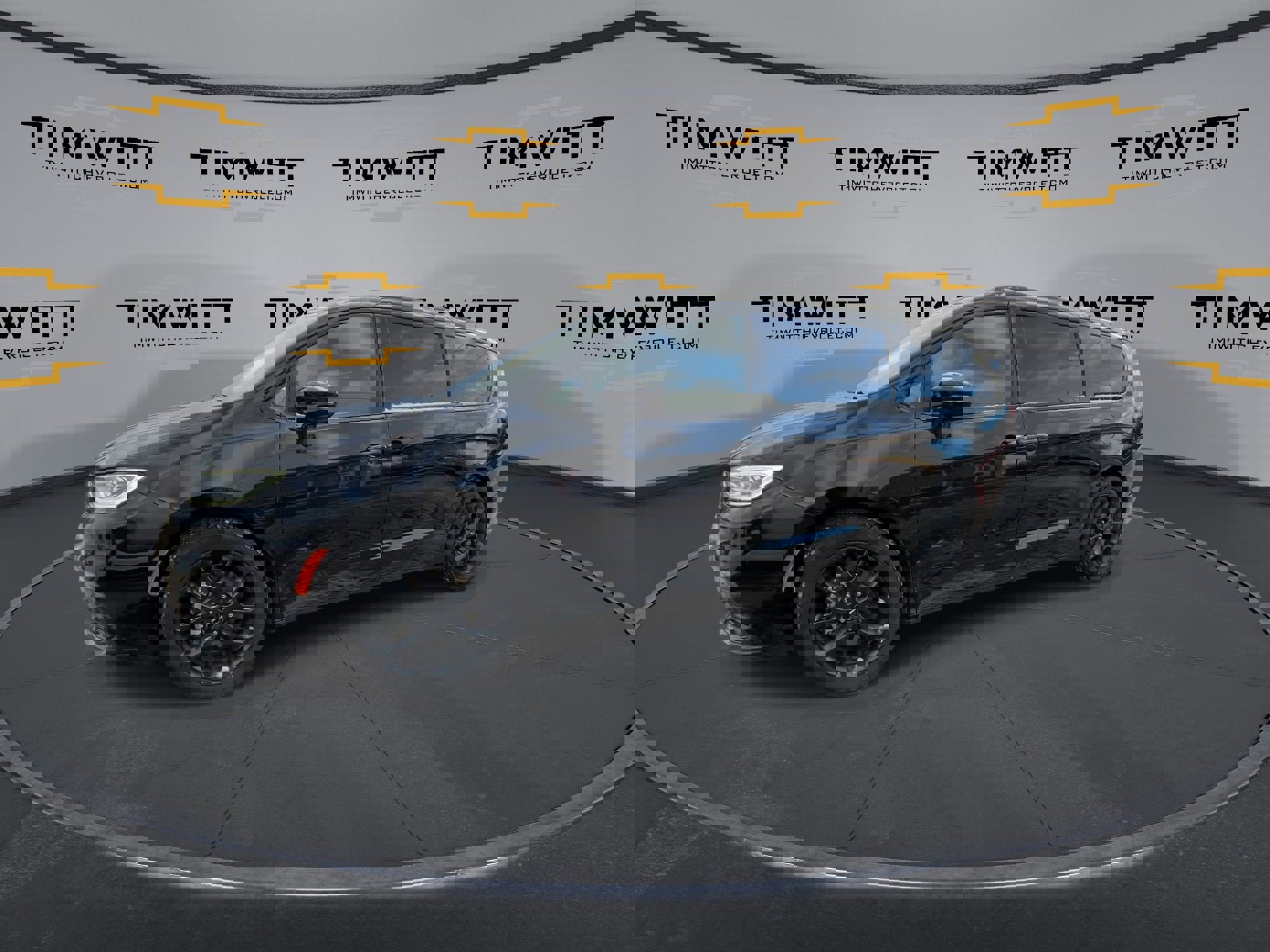 Used 2025 Chrysler Pacifica Limited image 5