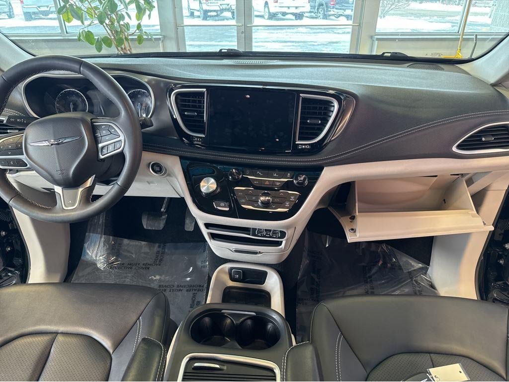 Used 2024 Chrysler Pacifica Touring-L AWD/4WD image 20