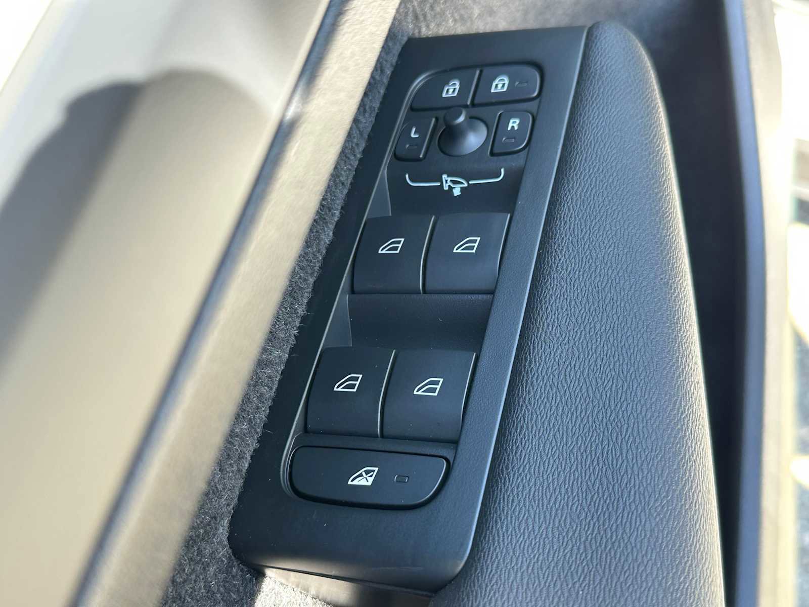 New 2025 Volvo XC40 B5 Plus w/ Protection Package Premier image 21