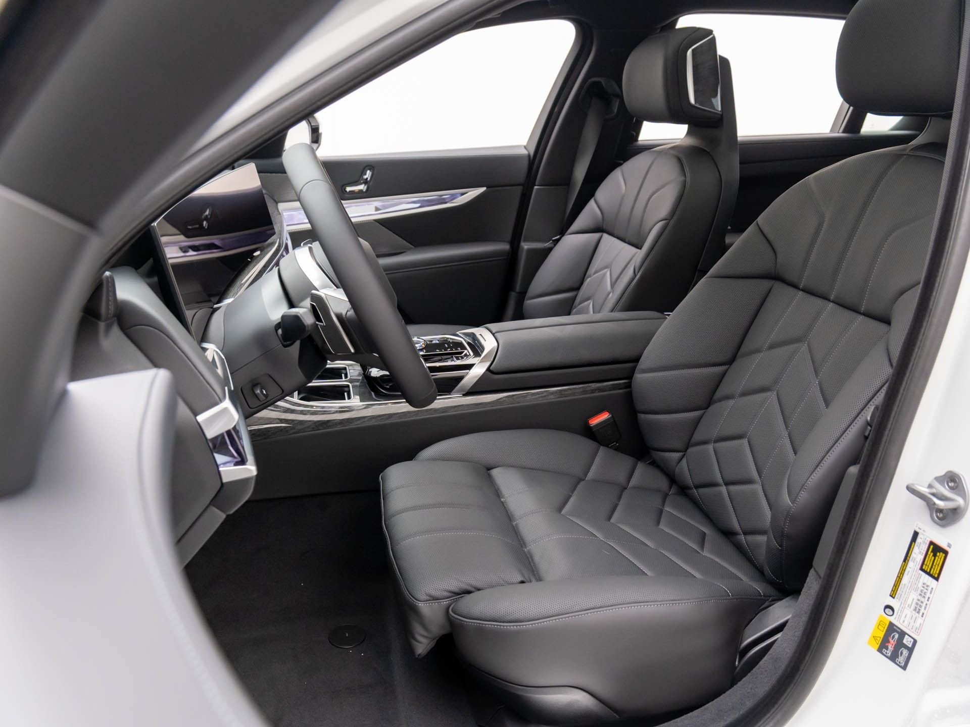New 2025 BMW 750e xDrive AWD/4WD image 16