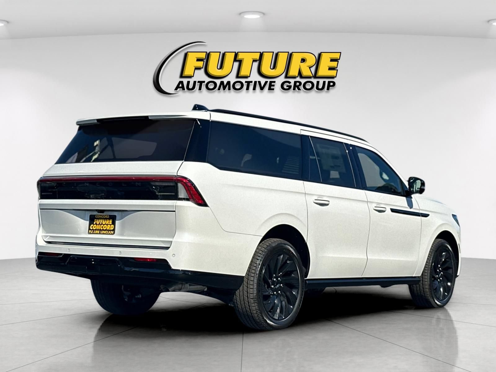New 2026 Lincoln Navigator L Reserve w/ Jet Appearance Package AWD/4WD image 3