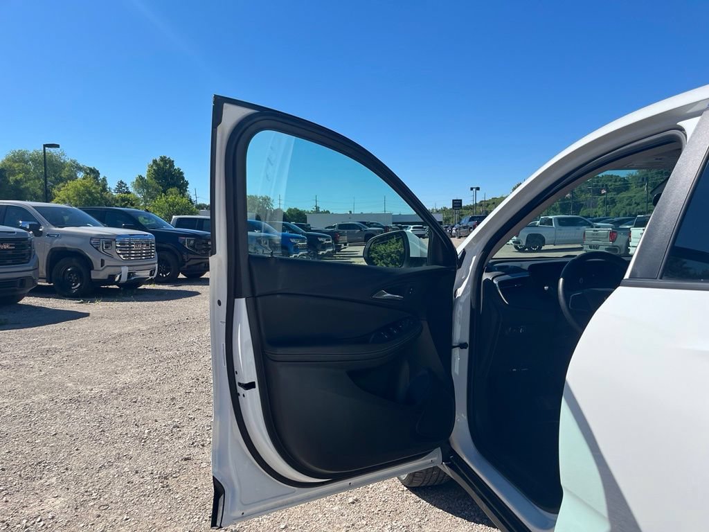 Used 2025 Buick Encore GX Preferred AWD/4WD image 14