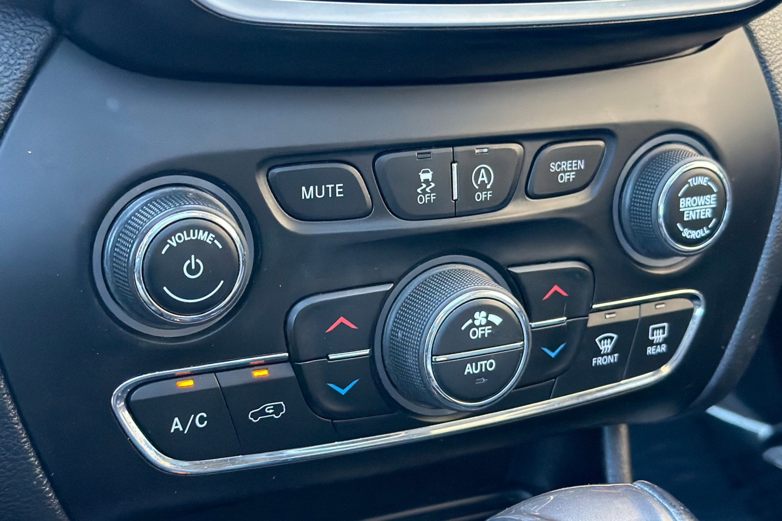 Used 2020 Jeep Cherokee Limited w/ Technology Group image 21