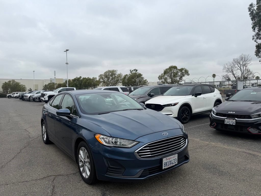 Used 2019 Ford Fusion SE FWD image 2