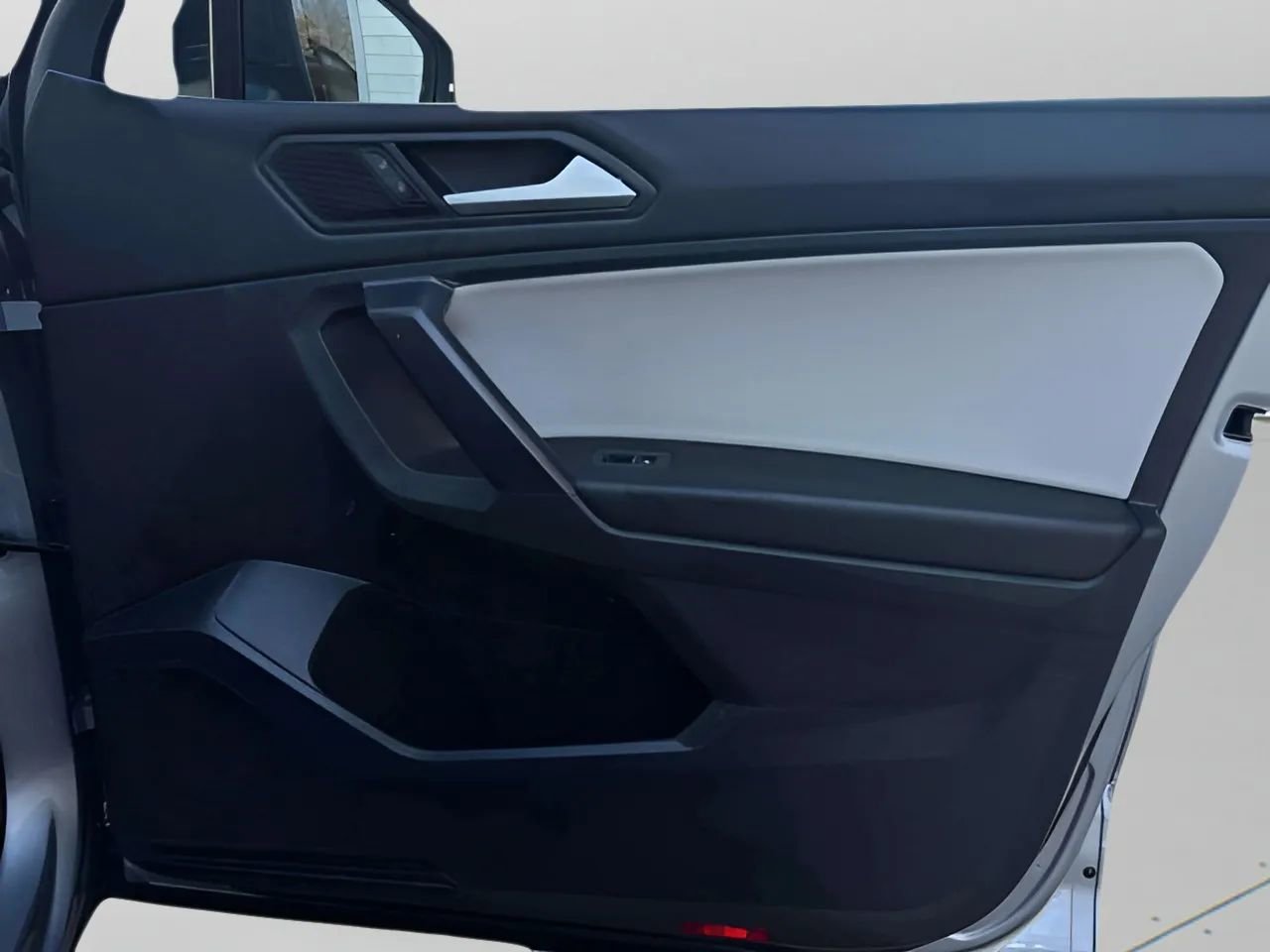 Used 2021 Volkswagen Tiguan SE R-Line w/ 3rd Row Seat Package image 16