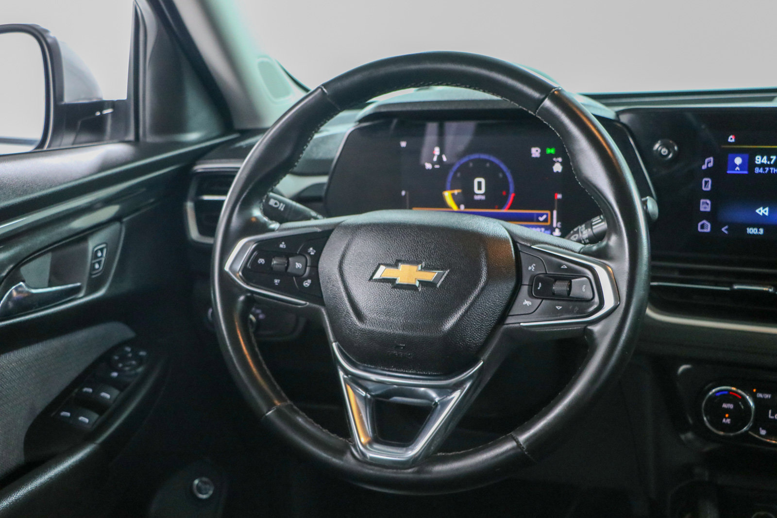 Used 2025 Chevrolet TrailBlazer LT w/ Convenience Package FWD image 12