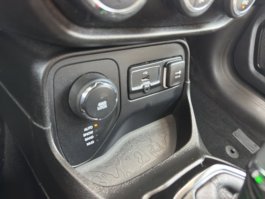 Used 2016 Jeep Renegade Latitude image 19