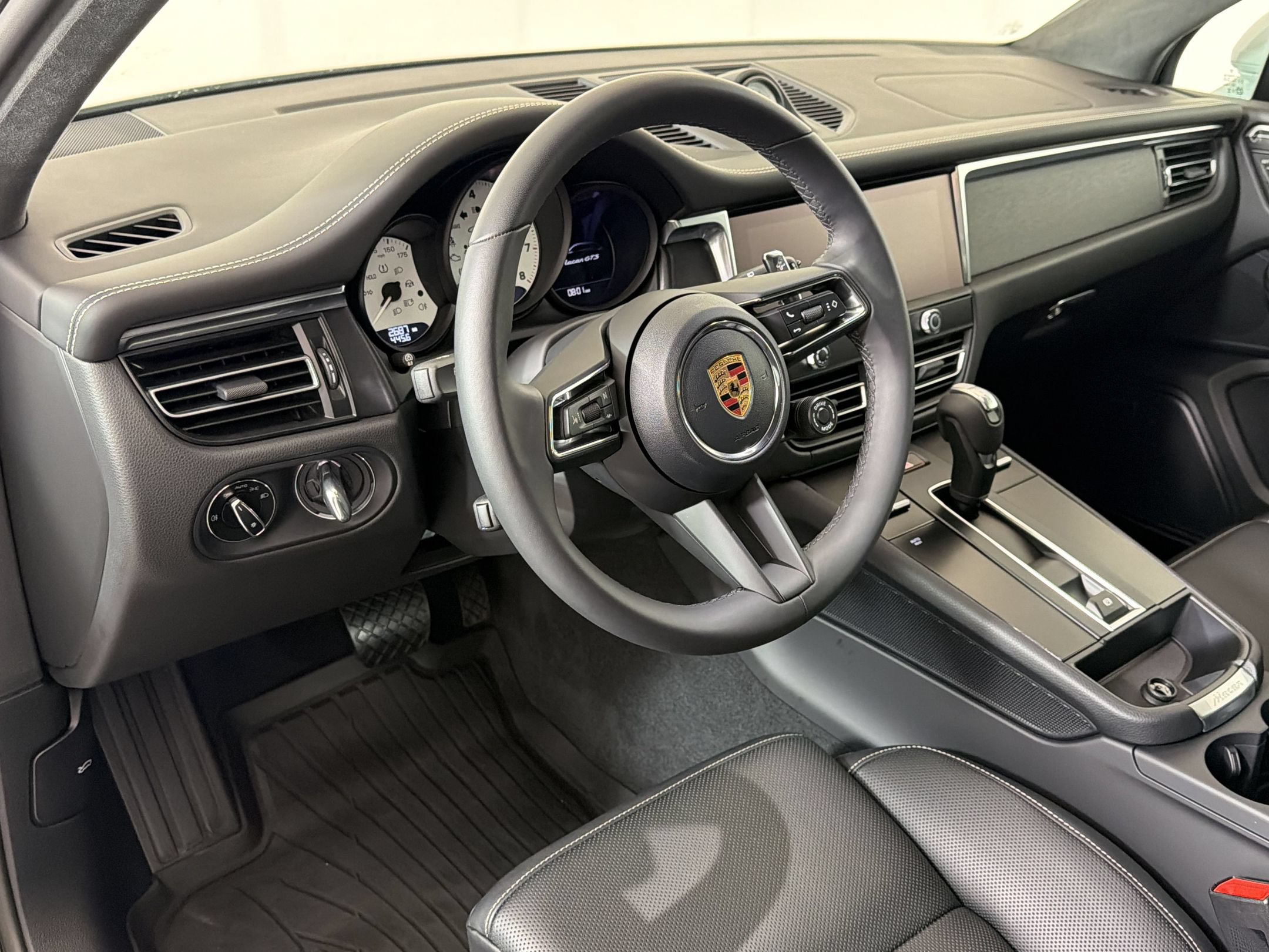 Used 2025 Porsche Macan GTS AWD/4WD image 4