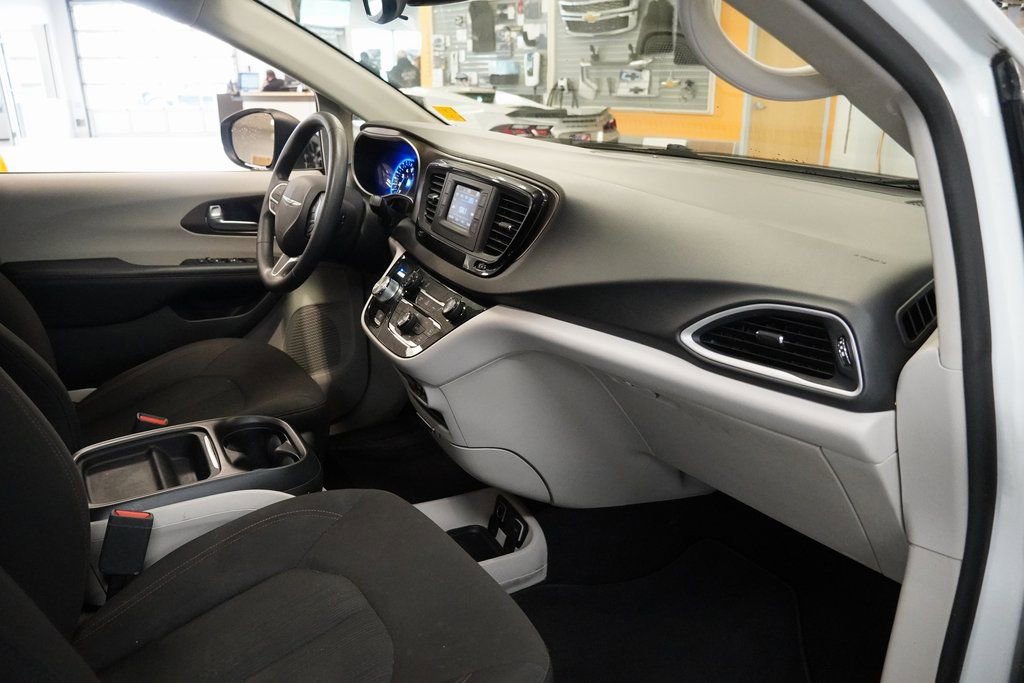 Used 2017 Chrysler Pacifica Touring Plus image 30