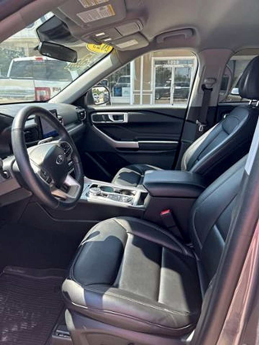 Used 2023 Ford Explorer XLT w/ Equipment Group 202A image 12