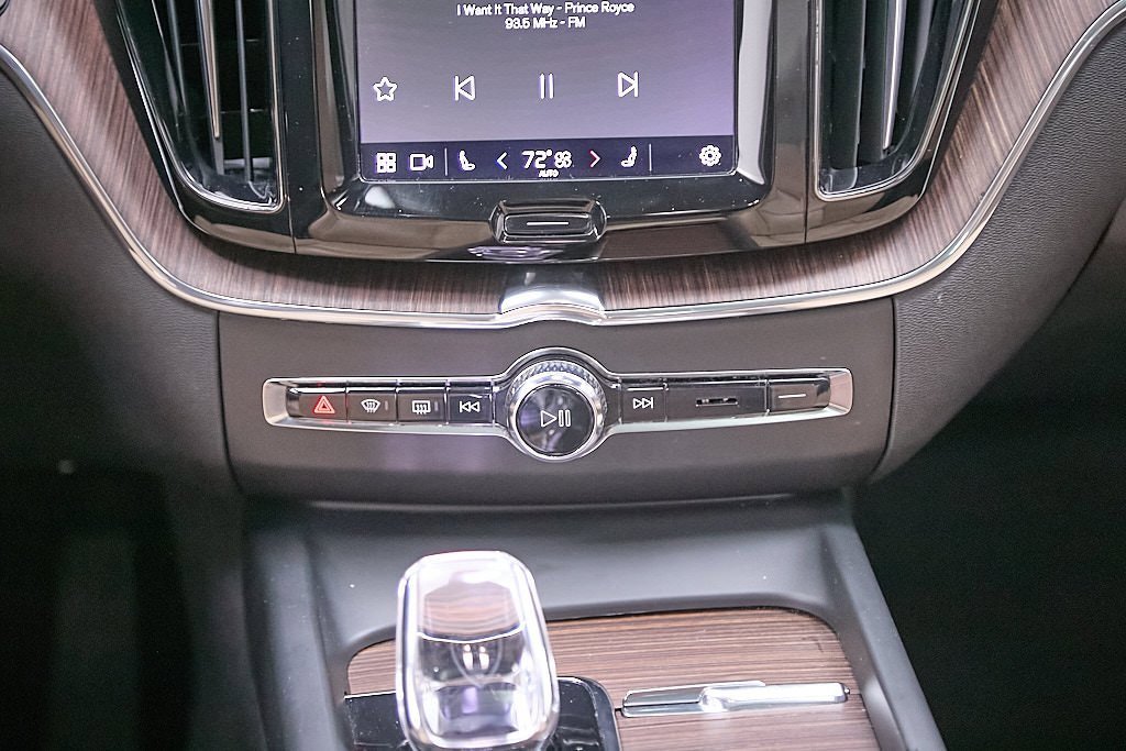 Certified 2023 Volvo XC60 B5 Ultimate w/ Protection Package Premier image 27