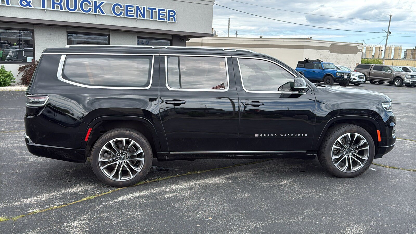 Used 2023 Jeep Grand Wagoneer L Series III w/ Rear Seat Video Group 1 AWD/4WD image 10